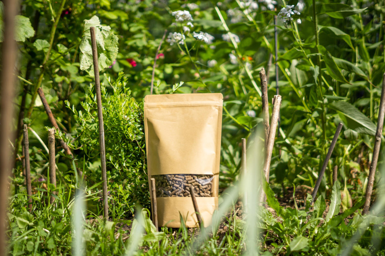 Schafwollpellets im Garten
